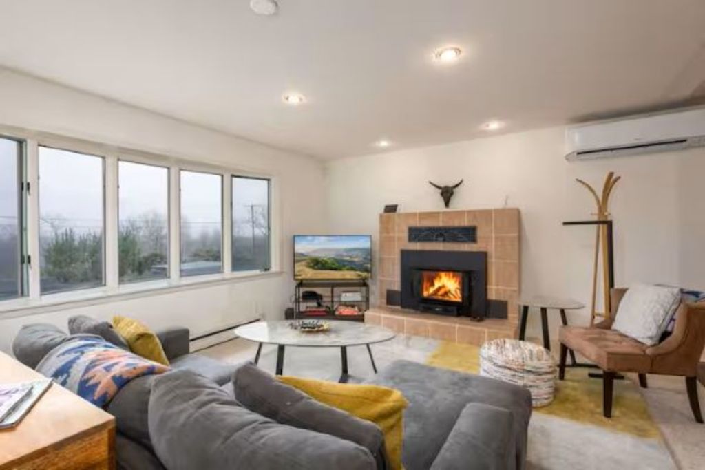 The Hilltop Haven - Living Room