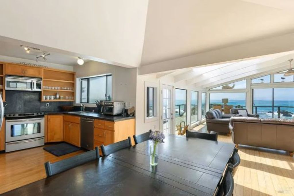 The Horizon House - Kitchen and Dining Room