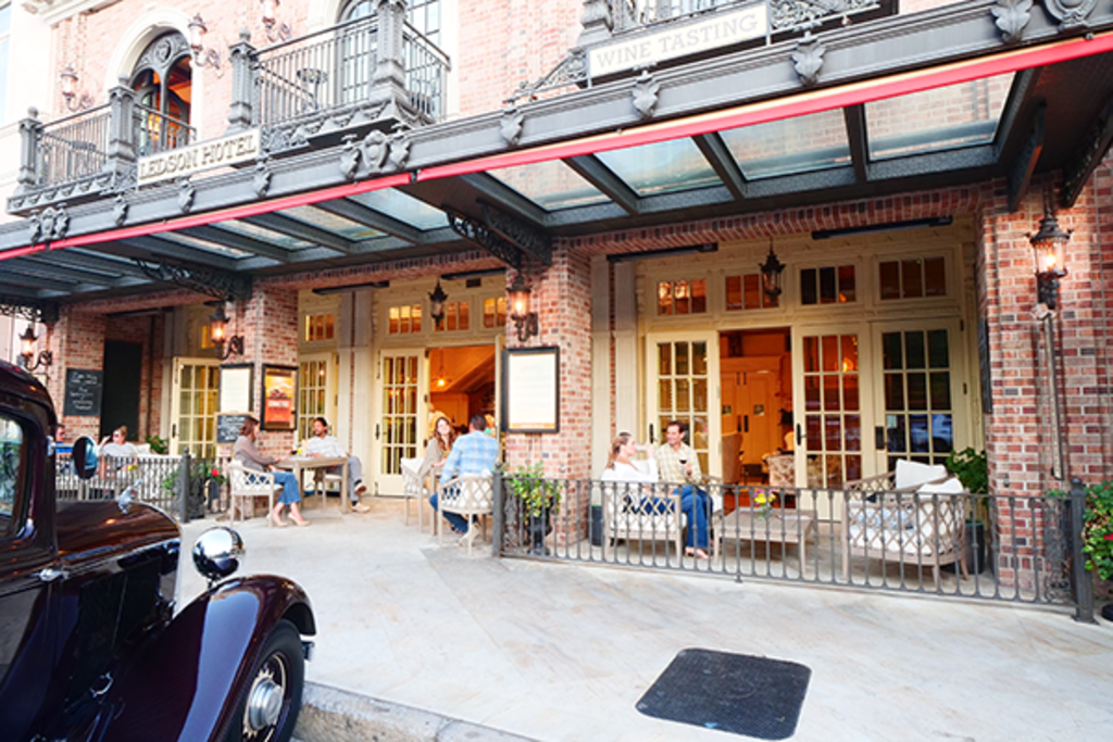 The Zina Lounge on the Sonoma Plaza
