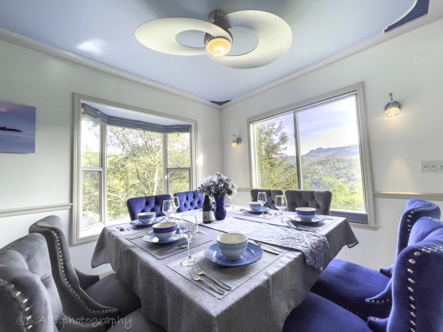 Dining for 8 with Mtn Views