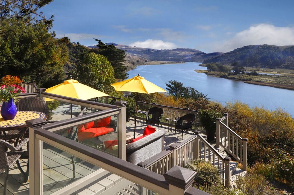 Middle deck outside on the lower level, overlooking the main deck.