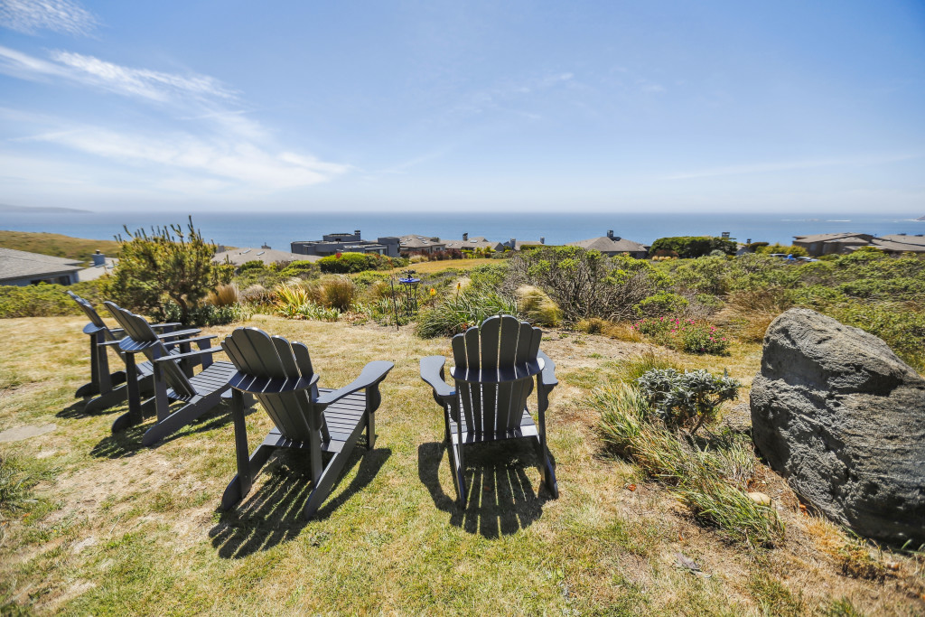 Glorious ocean views from the back yard. The perfect vantage point for whale watching!!