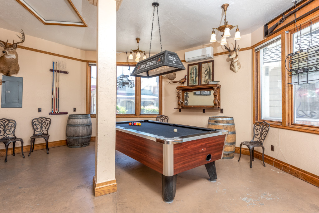 Cloverdale House Inn - Pool Table
