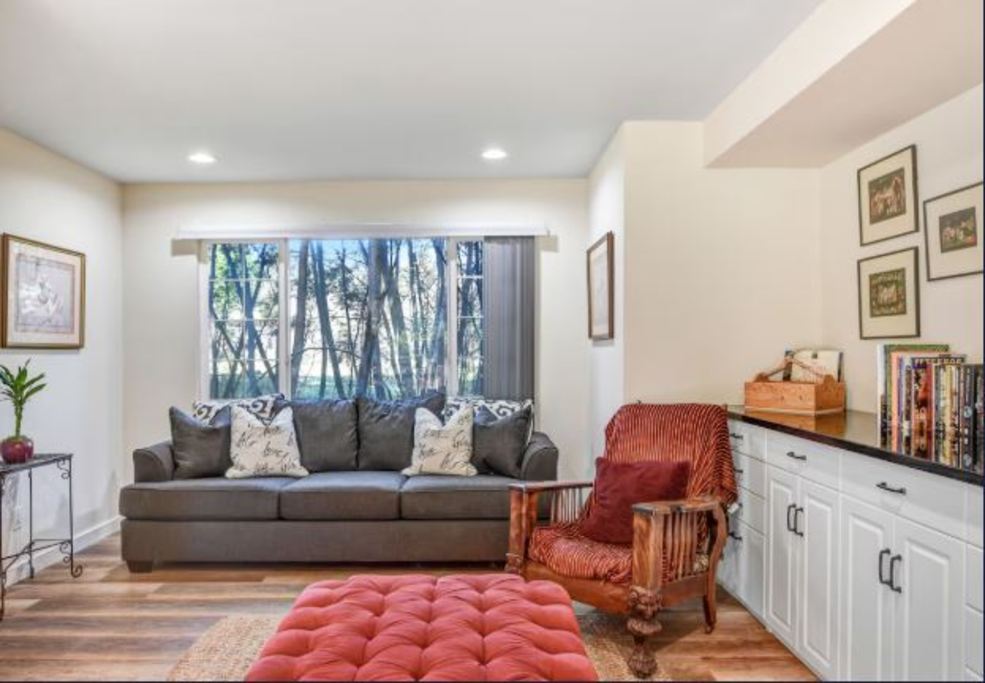 Sonoma Wine Country Cottage - Living Room