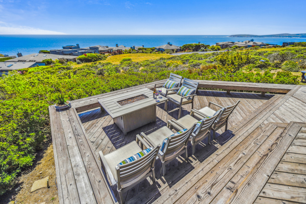 Unobstructed panoramic ocean views with wildlife visiting the back yard.