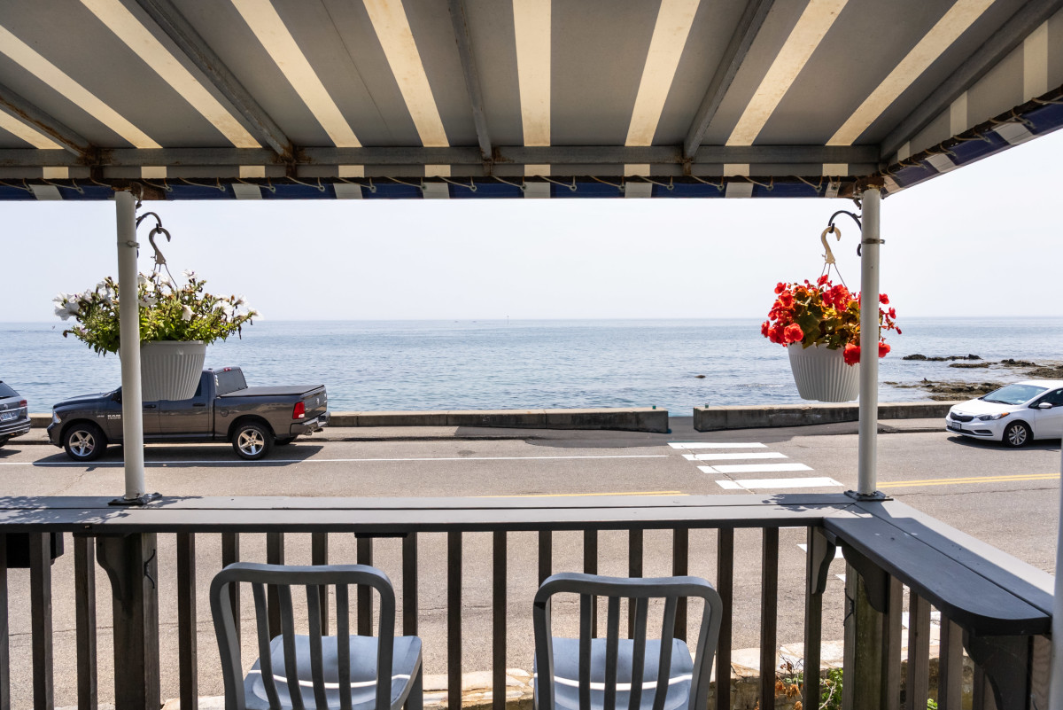 Beach House Inn Seating Area