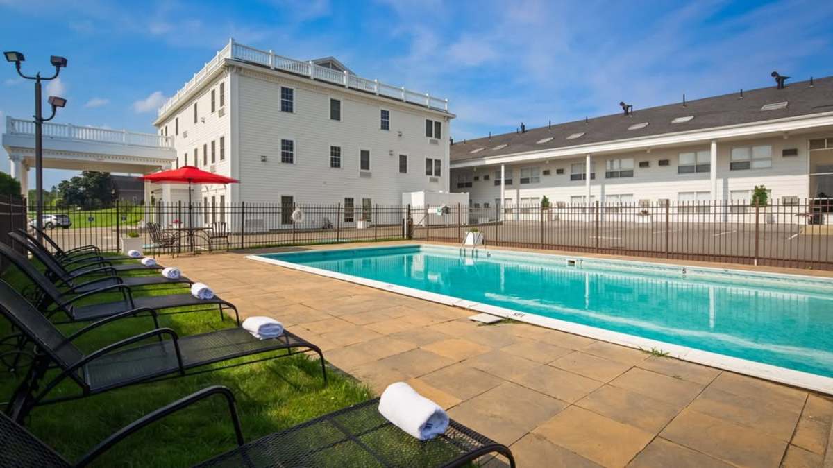 Best Western White House Inn Exterior with Pool