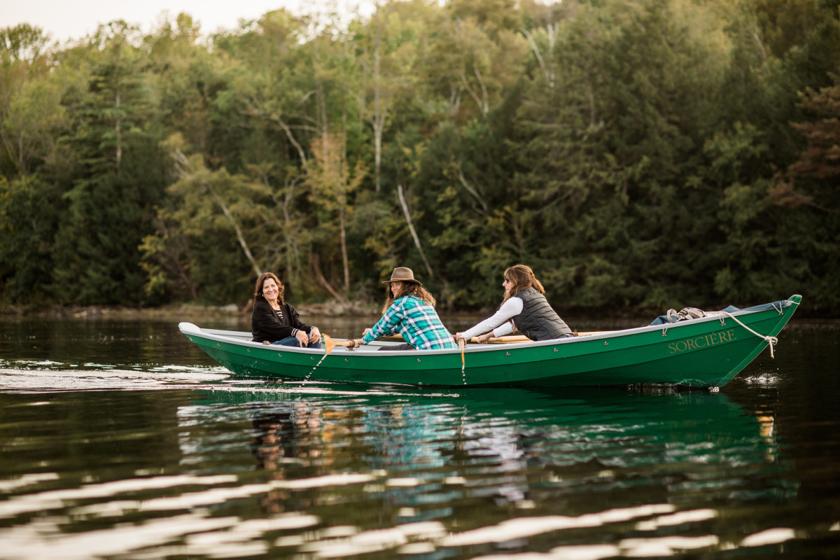 A memorable outing for you and your loved ones! The traditional-style wooden dory Sorciere seats up to 4 people comfortably. All shapes & sizes!