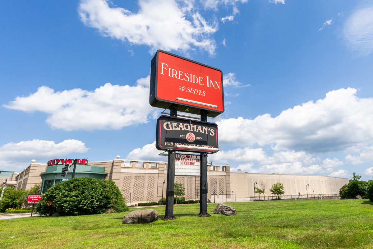 Fireside Inn & Suites Bangor, Maine Sign