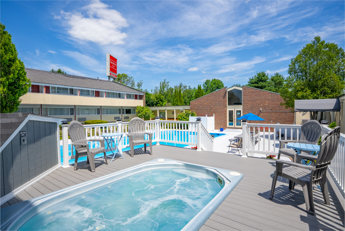 Fireside Inn & Suites - Waterville, Maine Outdoor Hot Tub.