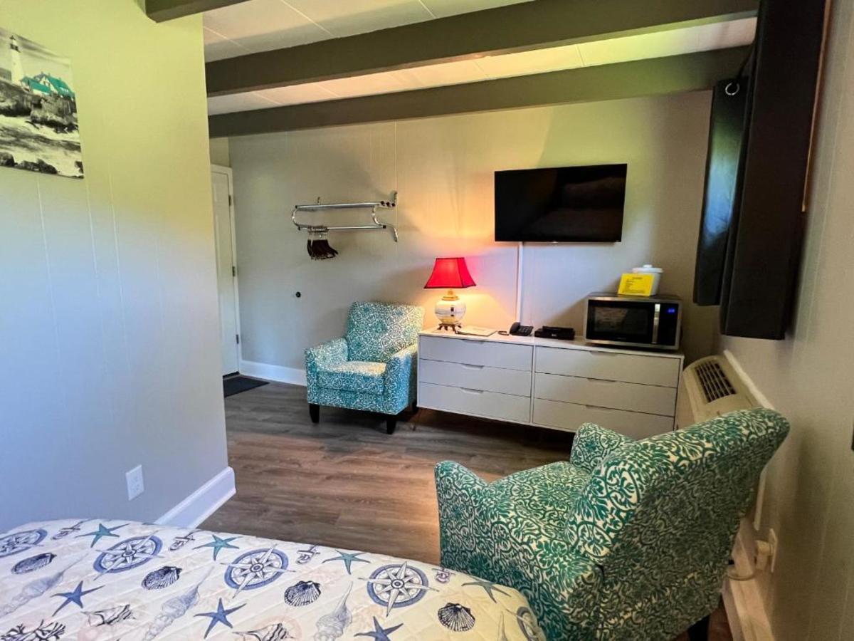 1 King bed and 1 full bed. Mini fridge, microwave, coffee pot, private bath.