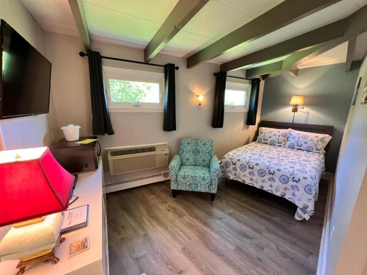 1 King bed and 1 full bed. Mini fridge, microwave, coffee pot, private bath.