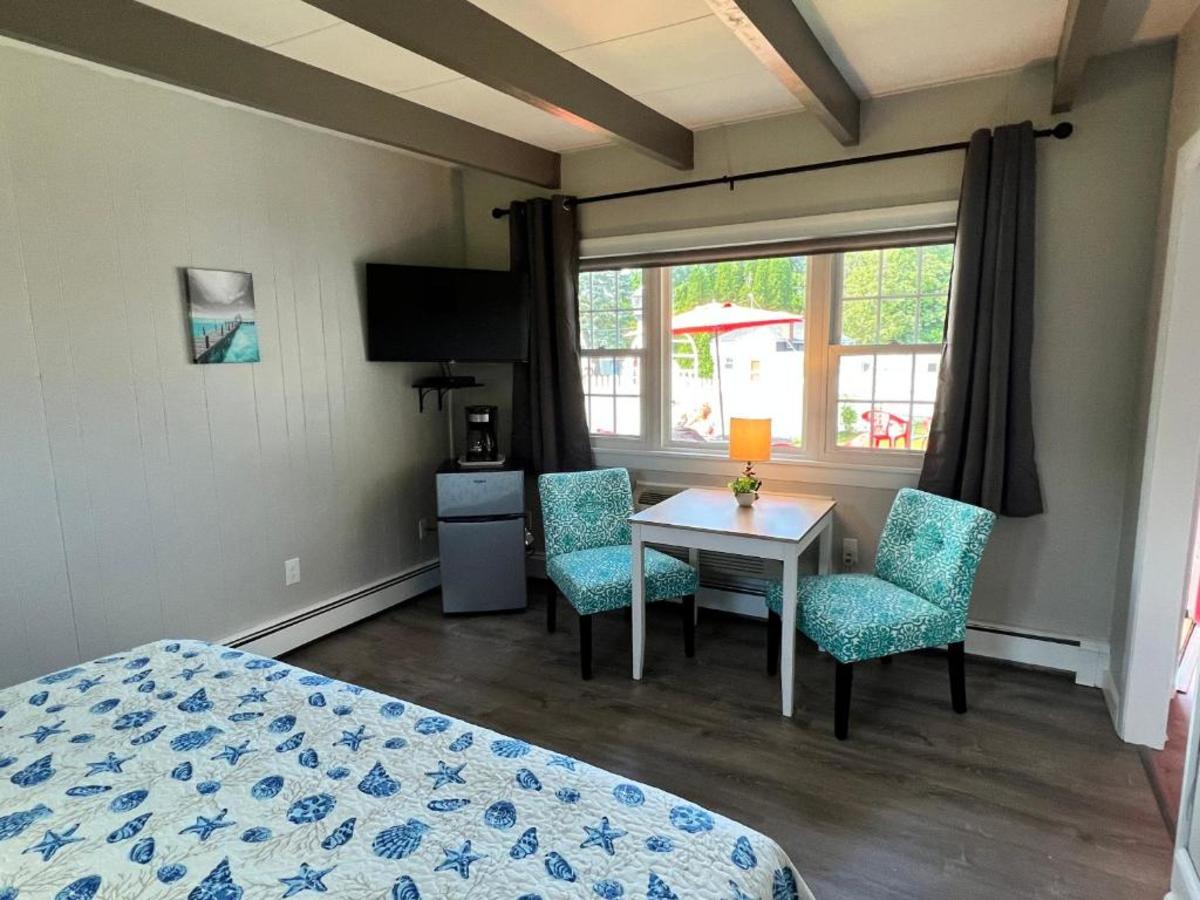 1 King bed and 1 full bed. Mini fridge, microwave, coffee pot, private bath.