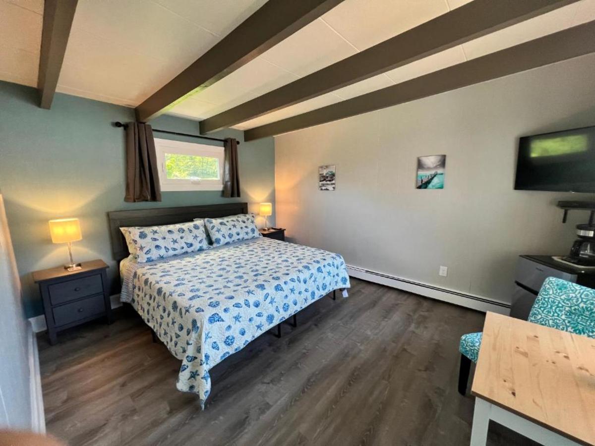 1 King bed and 1 full bed. Mini fridge, microwave, coffee pot, private bath.
