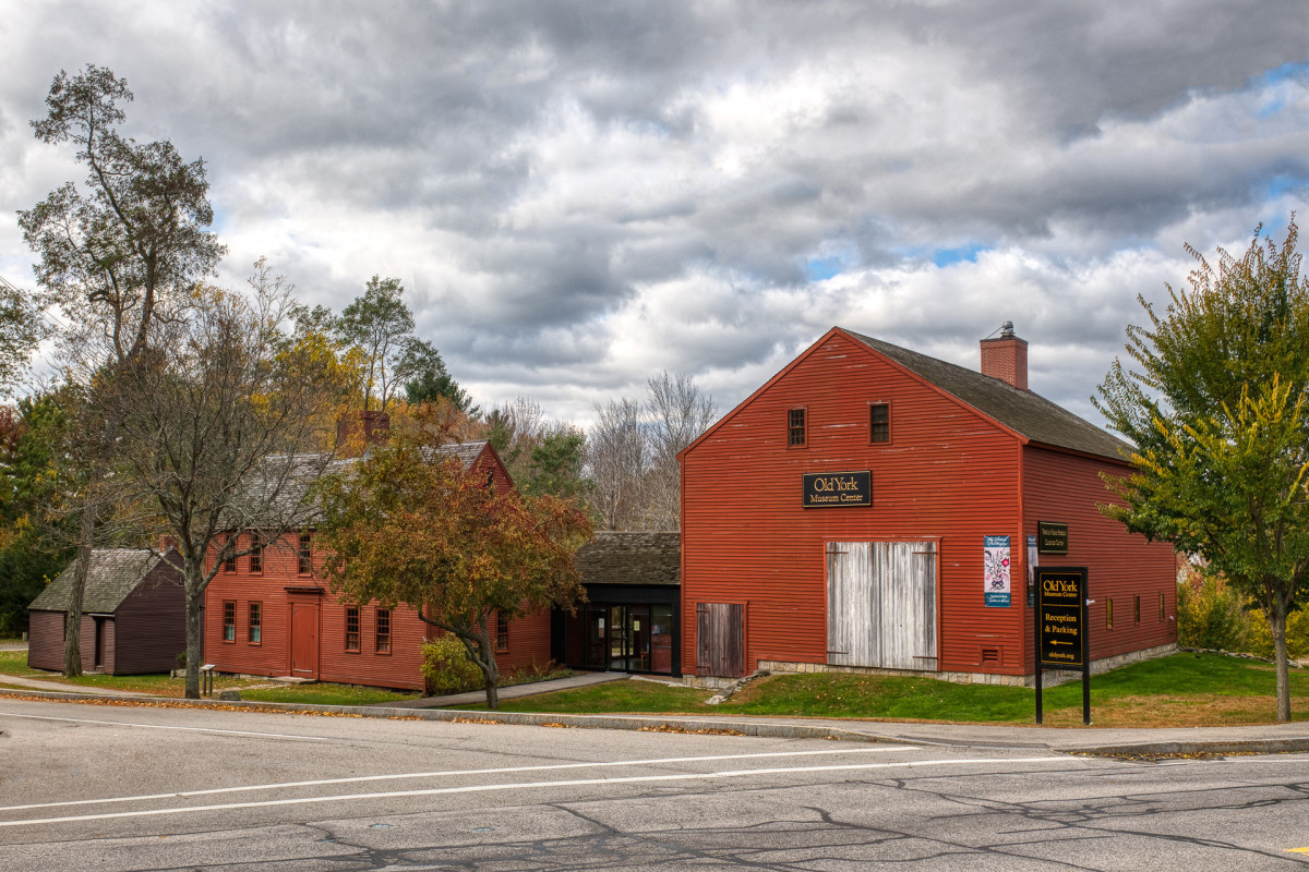 Your visit to Old York begins at the Museum Center located at the corner of York Street and Lindsay Road. The complex—which hosts educational and public programs throughout the year—includes visitor reception, the Virginia Weare Parsons Education Center and Program Room, the Remick Gallery, Jefferds Tavern, and York Corner Schoolhouse.