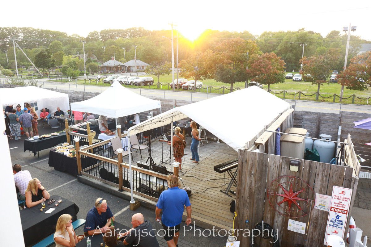 The Seagrass Inn offers a fantastic well stocked rear barbeque area. Its a perfect spot for family gatherings, reunions or a spot to get to know others on vacation.