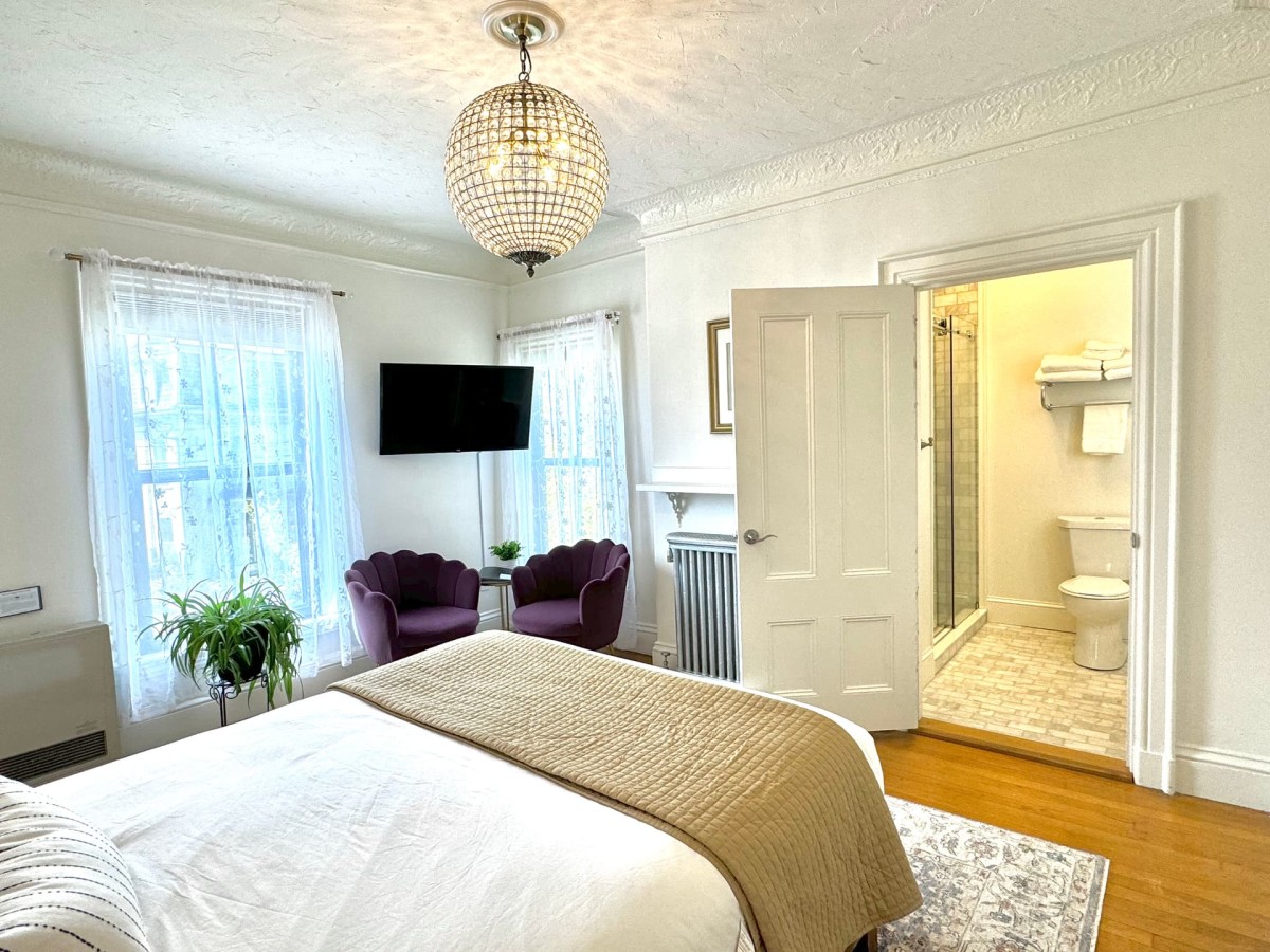Ensuite guest bedroom at The Morrill Mansion