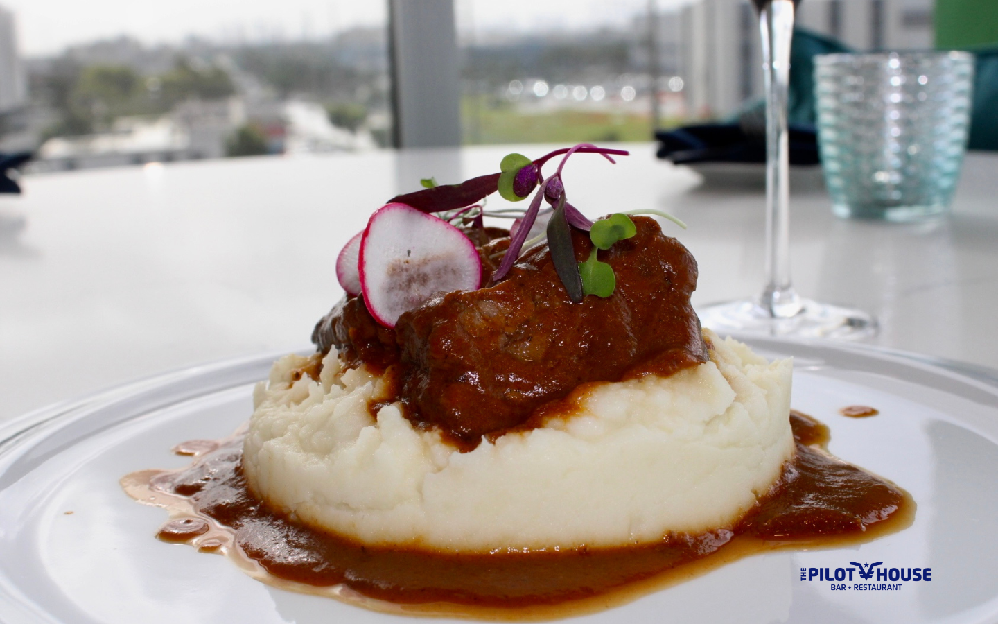 Côtes courtes braisées 24 heures au vin de cabernet servies sur une purée de pommes de terre maison de l'Idaho