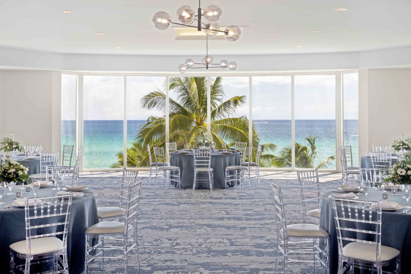 lavadora y secadora en el hall de entrada del apartamento - Picture of  DoubleTree Resort & Spa by Hilton Hotel Ocean Point - North Miami Beach -  Tripadvisor