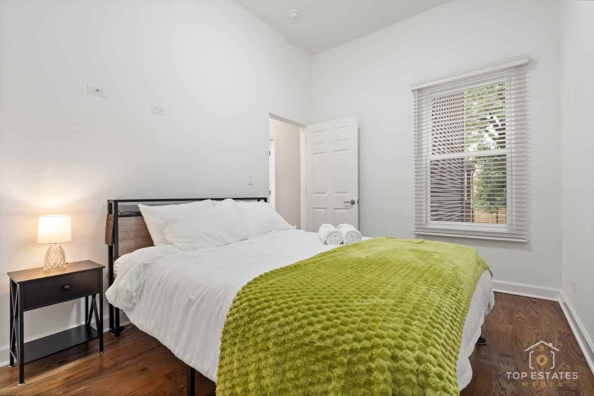 Bedroom with Queen bed