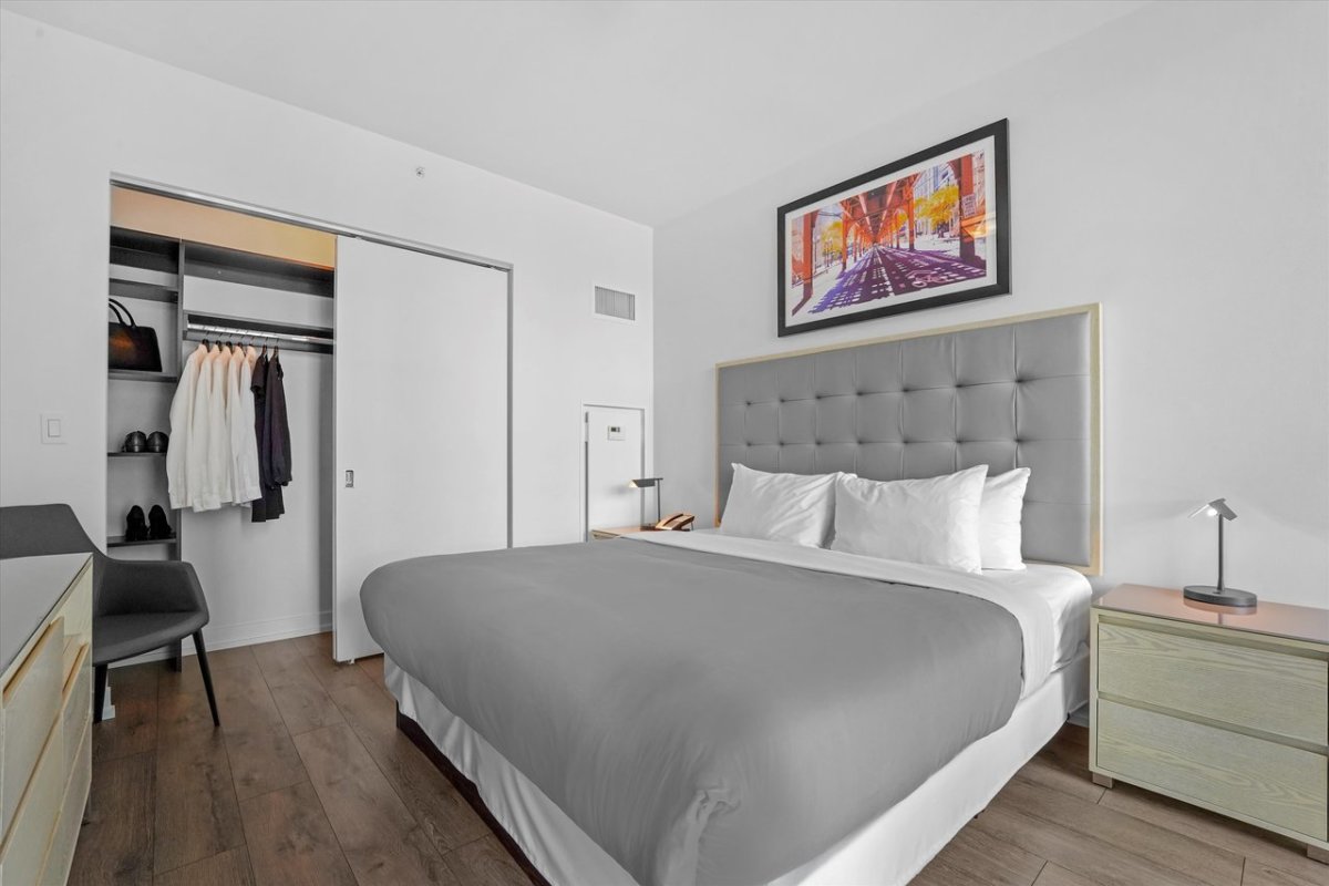 Level Chicago - Bedroom