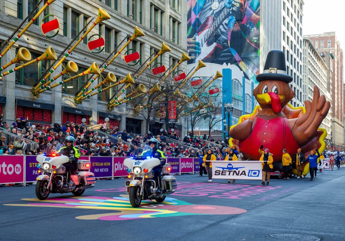 Teddy the Turkey kicks off the Chicago Thanksgiving Parade escorted by CPD and Setna iO