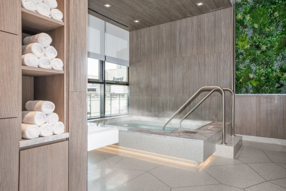 Level Chicago - Hot Tub