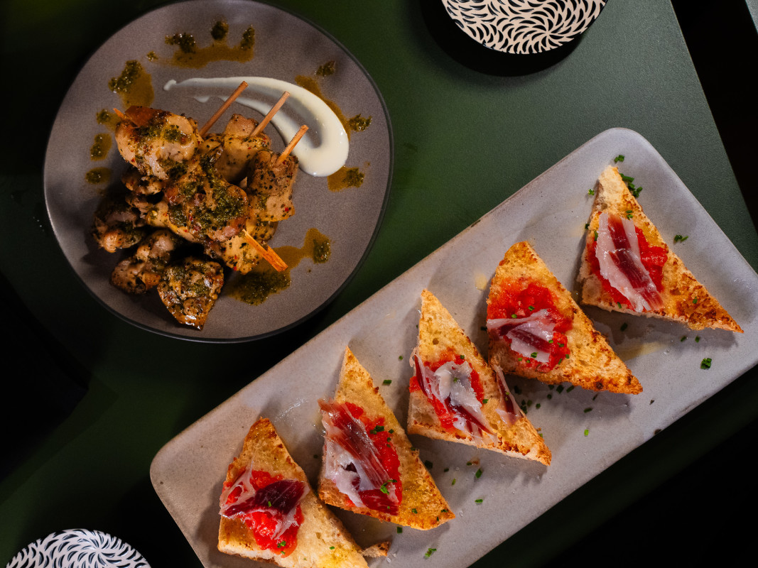 Pollo & Pan Con Tomate