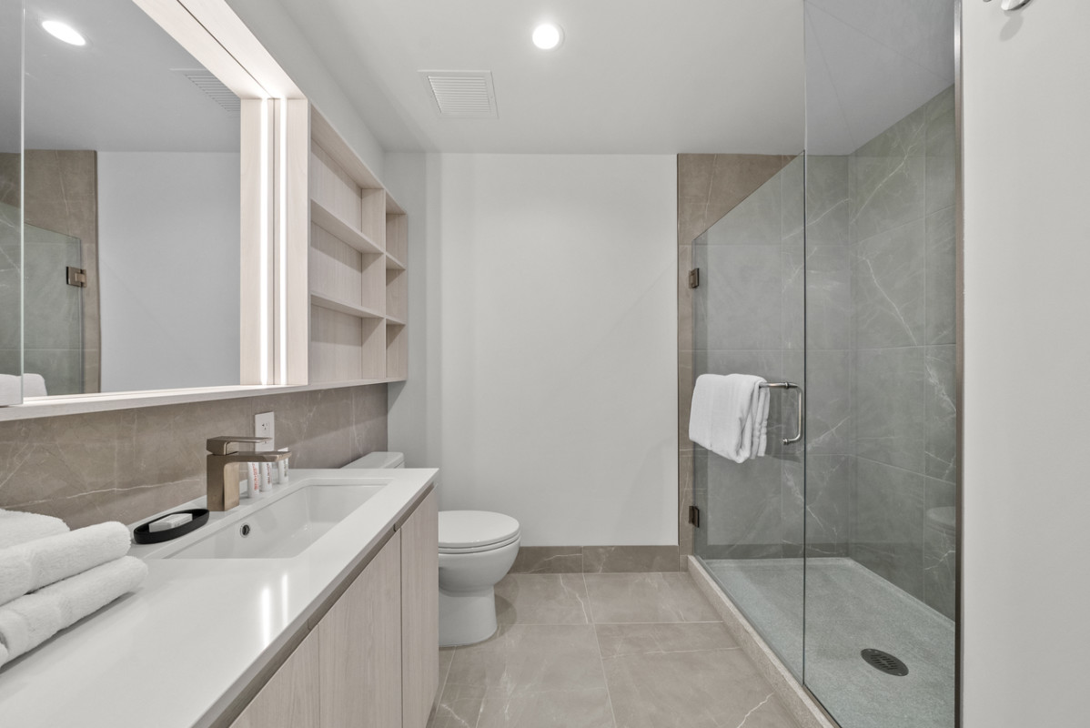 Level Chicago - Bathroom