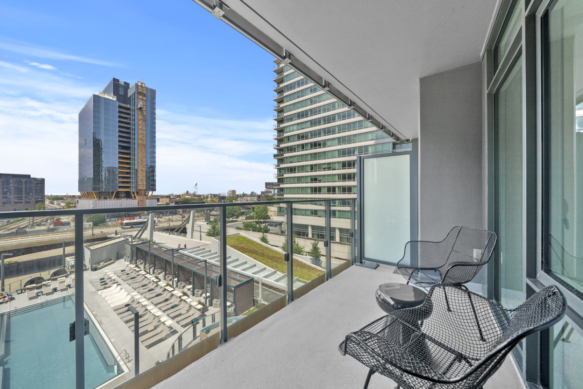Level Chicago - Open Balcony