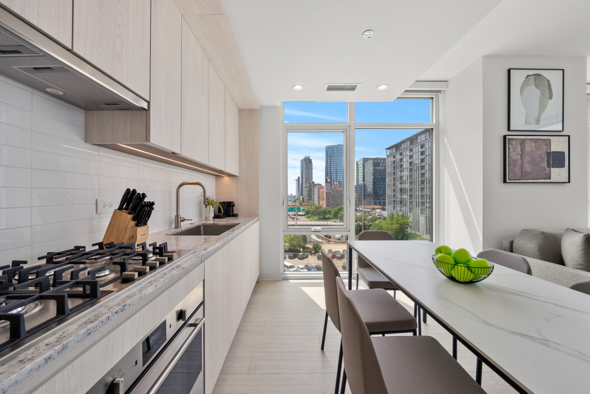 Level Chicago - Fully-equipped Kitchen