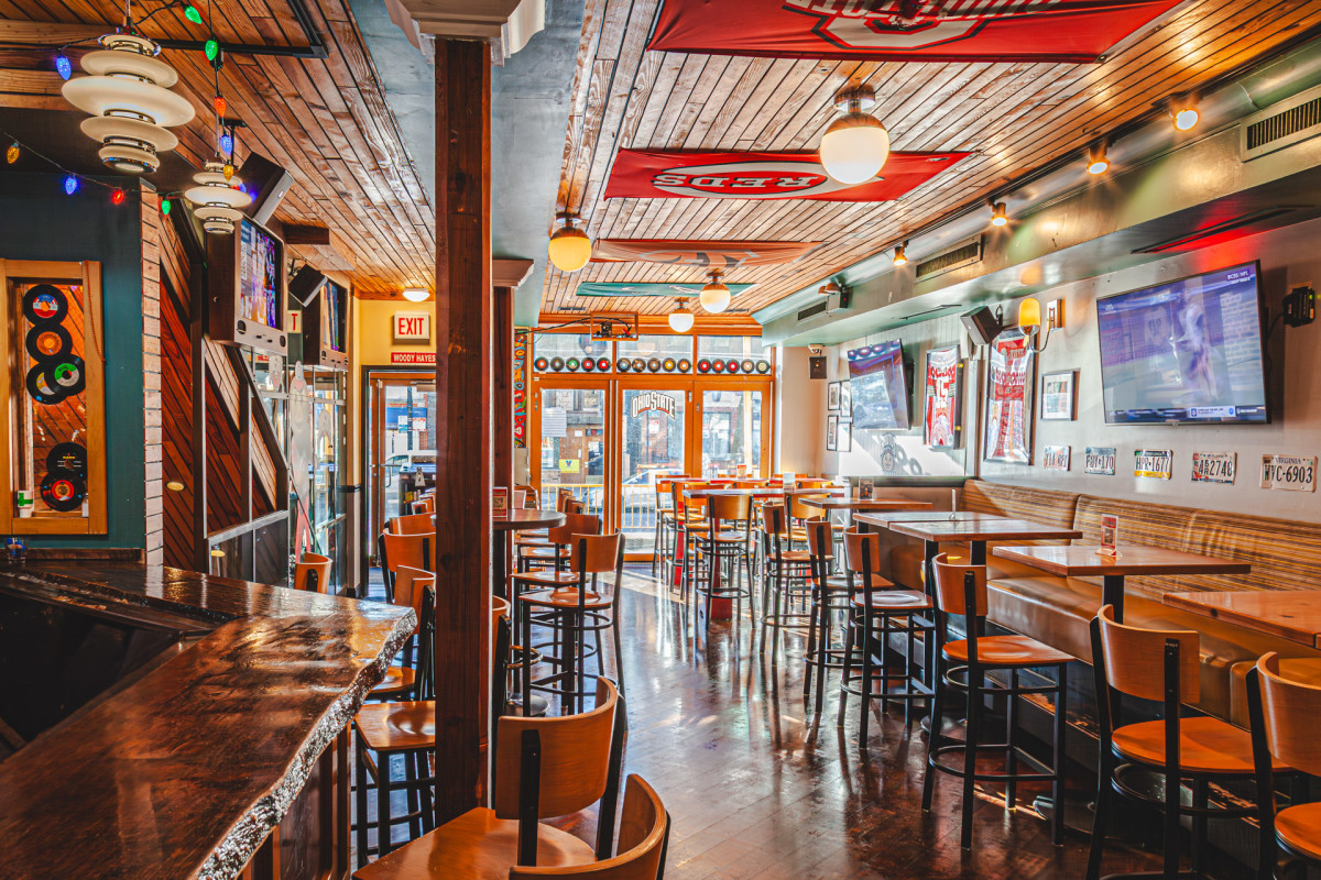 Woodie's Flat main dining room and bar