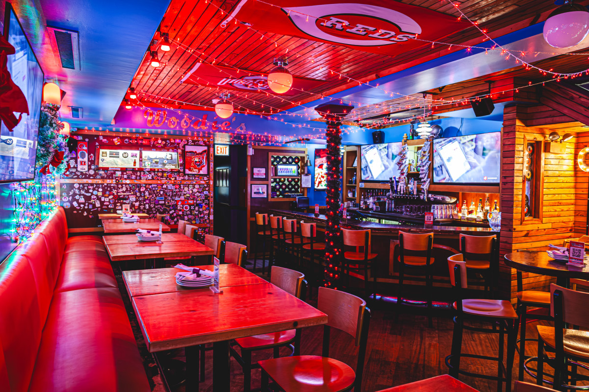 Woodie's Flat Holiday Decor