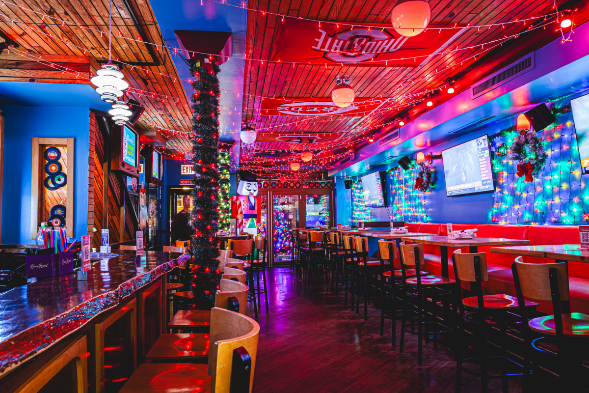 Woodie's Flat holiday decor in the main dining room and bar