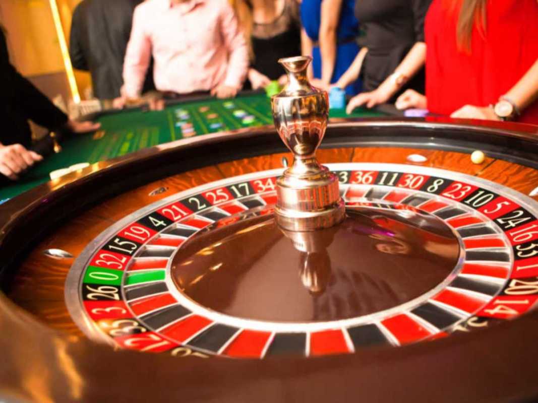 Roulette Table and Wheel