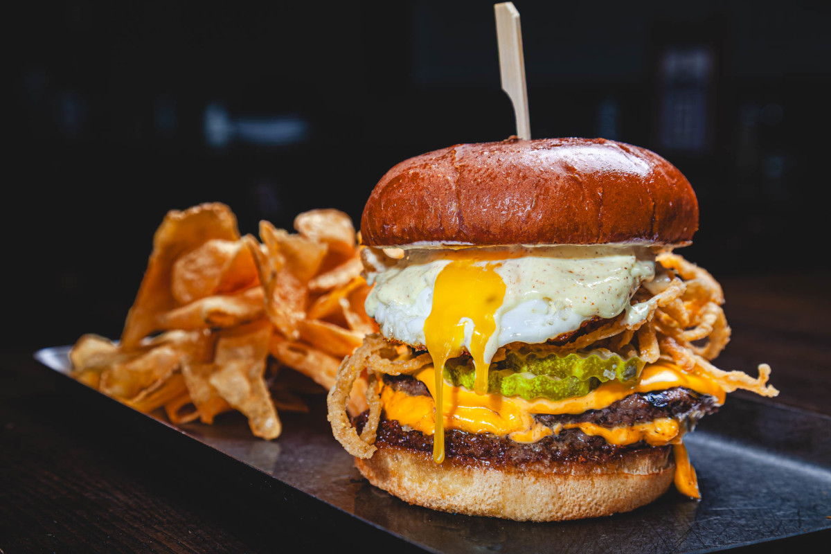 Fatpour Smash Burger with Chips