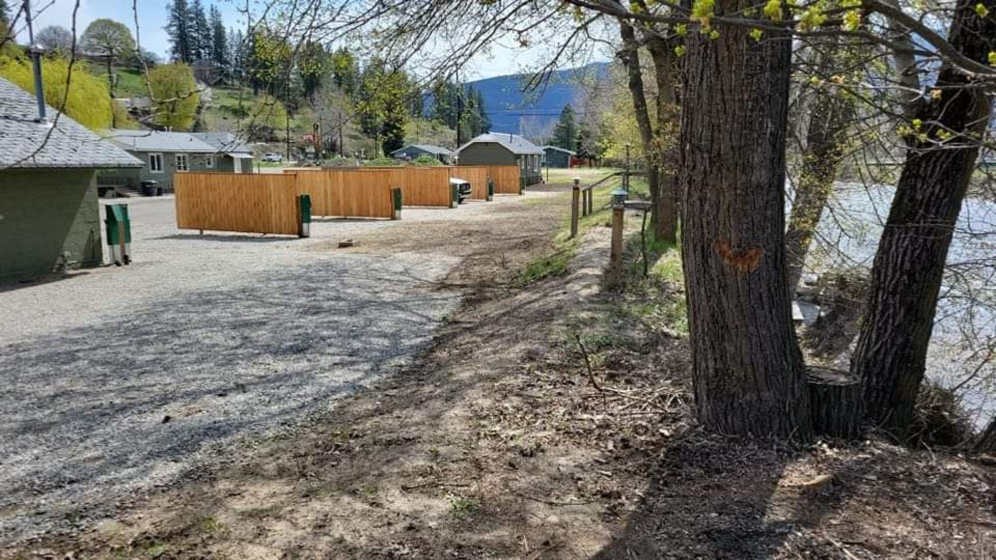 riverside-court-rv-and-cabins-waters-edge