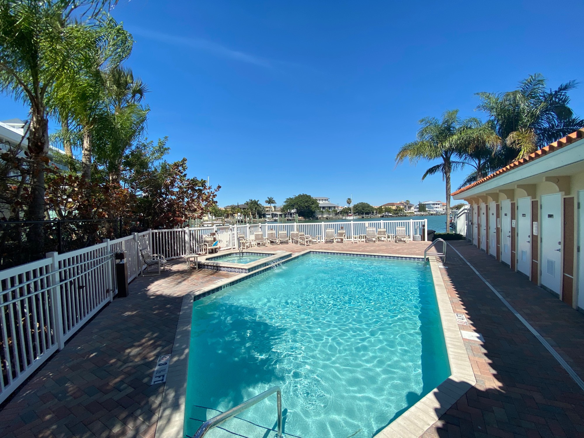 Pool & hot tub