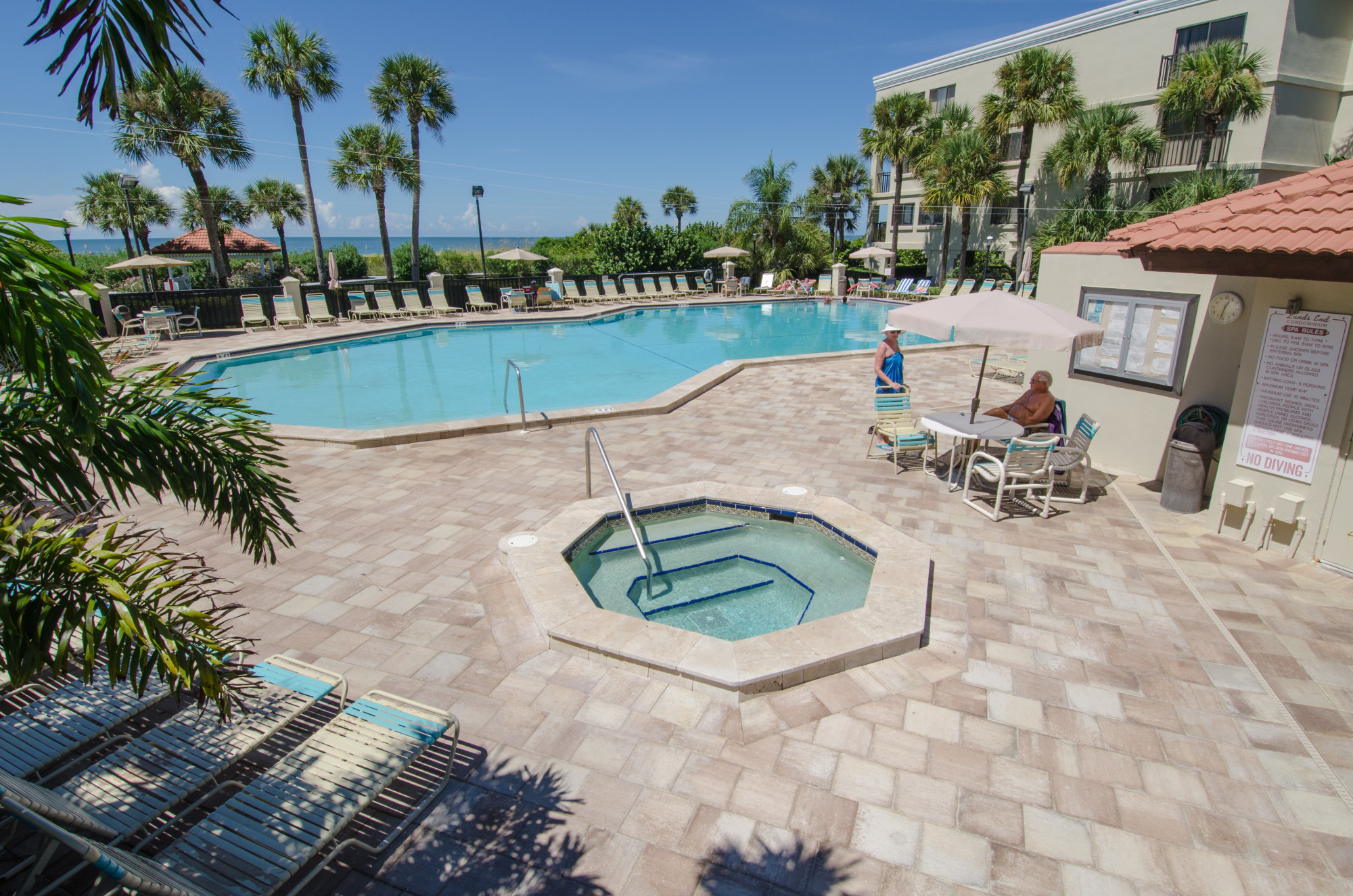 Lands End in Treasure Island - Heated pool and jacuzzi to enjoy the Florida sunshine
