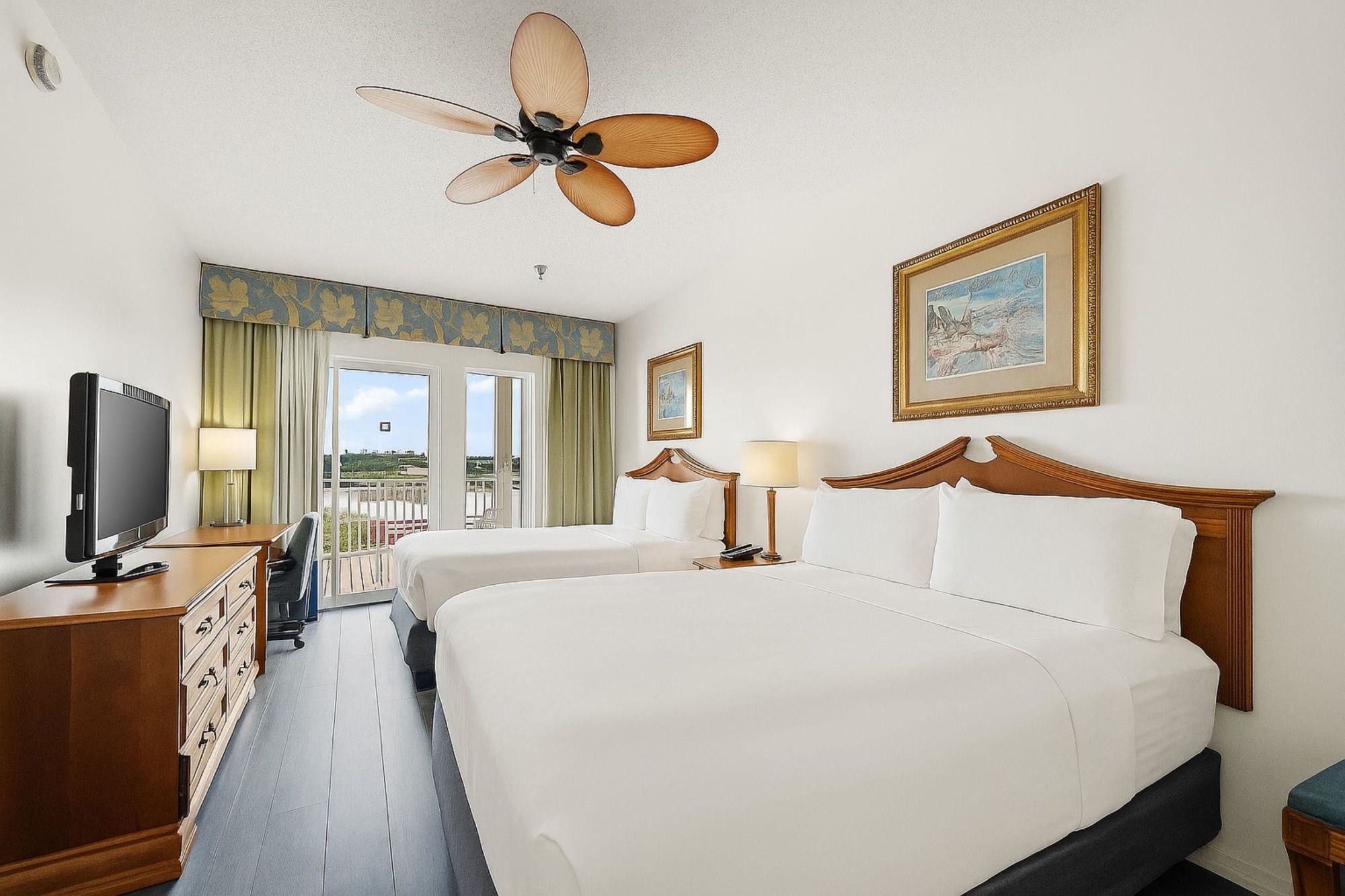 One bedroom suite- 2 Queen beds-marina view