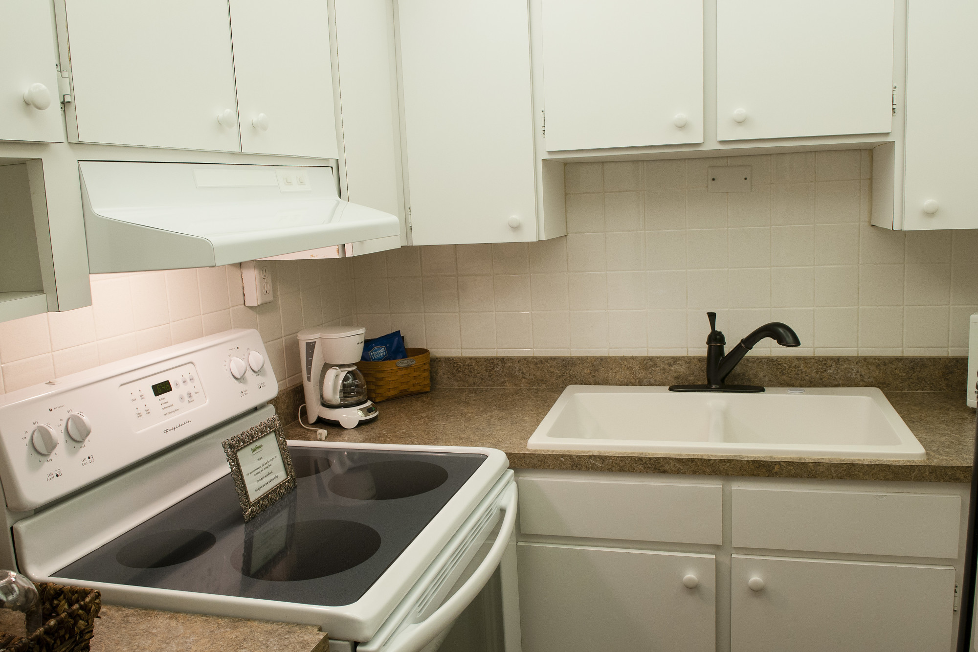 Tropical Courtyard Suite Kitchen