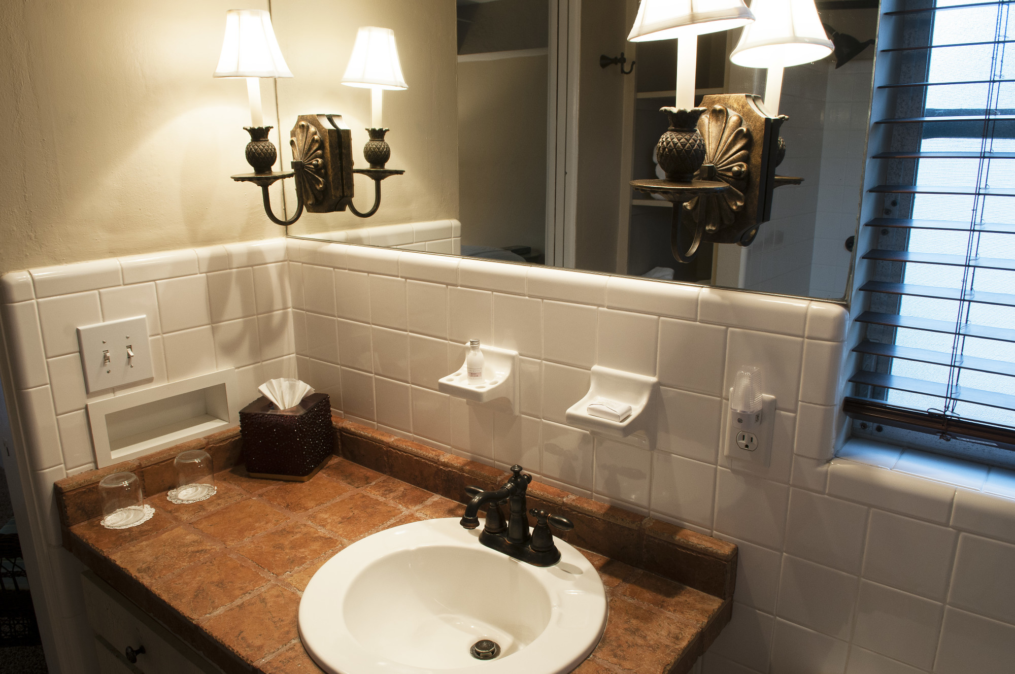 Tropical Courtyard Suite Bathroom