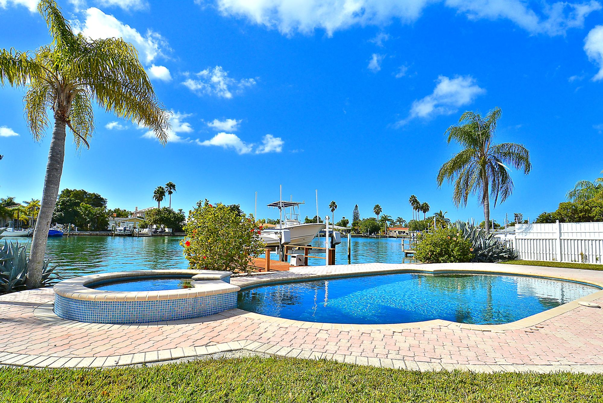 Water front pool homes for a fun family vacation