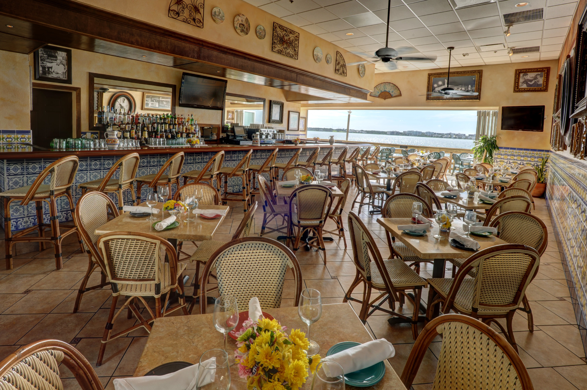 Indoor and outdoor waterfront dining for lunch and dinner.