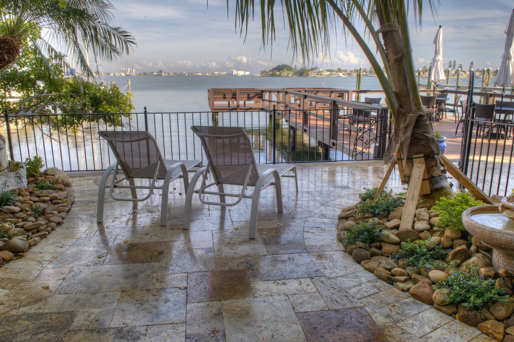 Tropical Waterfront Room W/Private Courtyard
