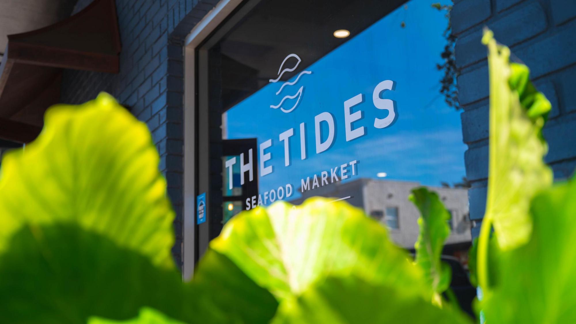 tides market signage
