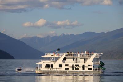 Shuswap Lake Vacations/Twin Anchors Houseboat Vacations