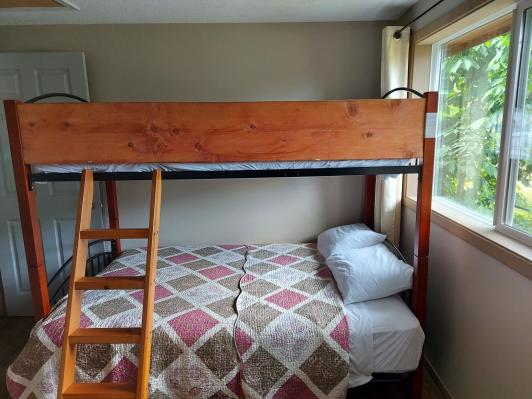 Blue Mountain Lodge bedroom bunk