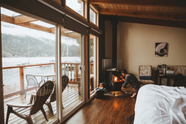 Backeddy-Resort-&-Marina-cabin-interior