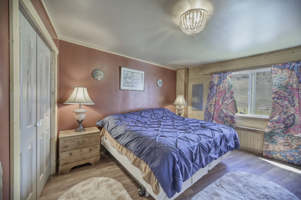 Nighthawk-RV-Park-bedroom
